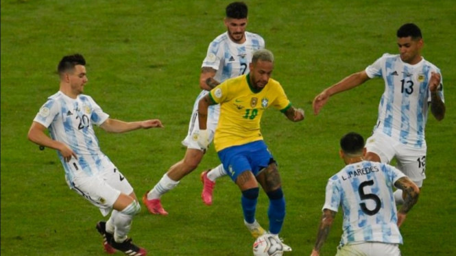 Bintang Timnas Brasil, Neymar, dikepung pemain Argentina. 
