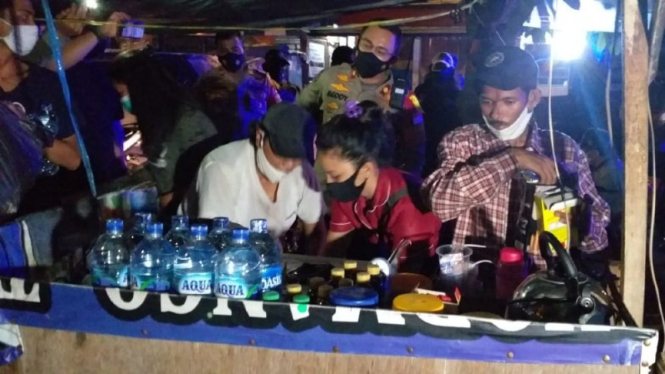 Kompol Beddy Suwendi saat menertibkan pedagang saat razia PPKM Darurat.