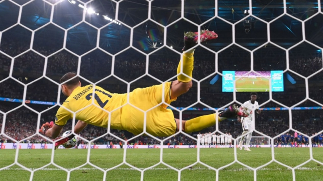 KIper Timnas Italia, Gianluigi Donnarumma saat gagalkan penalti Bukayo Saka