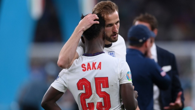 Bukayo Saka coba ditenangkan oleh Harry Kane