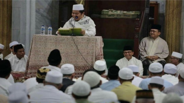 Ketua Baznaz DKI KH Ahmad Luhtfi Fathulllah (podium) bersama Anies