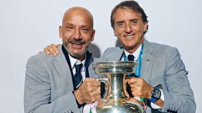 Pelatih Italia, Roberto Mancini (kanan)