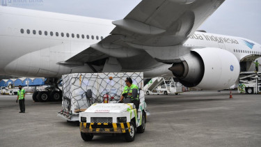 Vaksin tahap ke-22 tiba dengan pesawat Garuda GA 891.