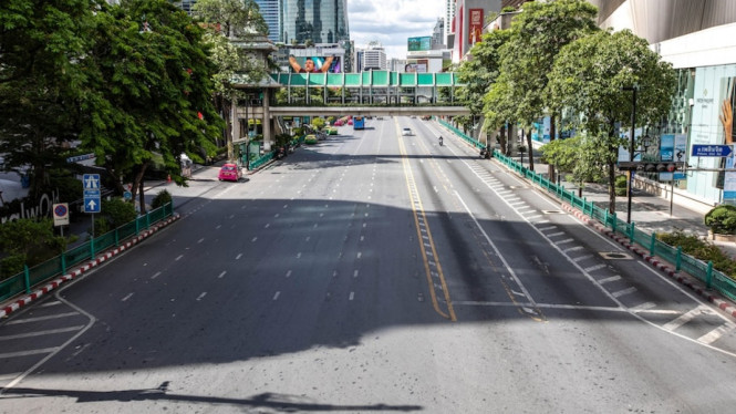 Kawasan Persimpangan Ratchaprasong yang biasanya ramai di Bangkok tampak sepi di hari pertama pembatasan baru berkenaan dengan COVID-19. (AFP: Guillaume Payen/Anadolu Agency)
