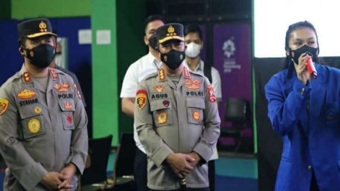 Kabareskrim Polri Komjen Agus Andrianto (tengah)