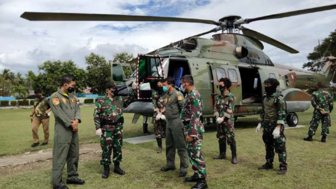 VIVA Militer: TNI AU kerahkan Super Puma untuk evakuasi 2 jenazah teroris Poso