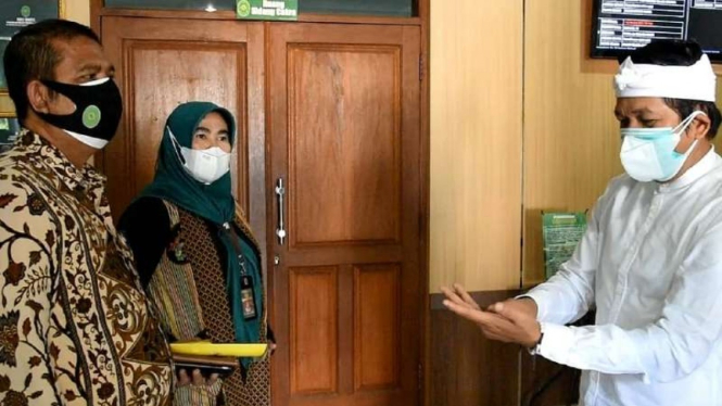 Anggota DPR RI Dedi Mulyadi menemui panitera Pengadilan Negeri Purwakarta, Kamis, 15 Juli 2021, untuk menitipkan uang jaminan Rp15 juta bagi pedagang kecil yang dihukum membayar denda akibat melanggar aturan PPKM Darurat.