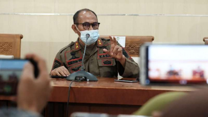 Kepala Satpol PP Kabupaten Gowa, Alimuddin Tiro, berbicara kepada pers di kantor Bupati, Kamis, 15 Juli 2021, mengenai insiden anggotanya menganiaya perempuan dalam operasi penegakan aturan PPKM untuk pengendalian COVID-19.