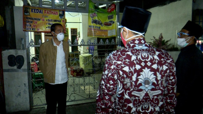 Presiden Jokowi Bagikan Sendiri Obat Isoman dan Sembako di Sunter Agung, Jakut