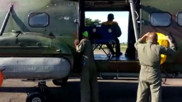 Tim SAR dan aparat TNI Lanud Supadio Pontianak mengerahkan helikopter untuk menyisir udara di area pencarian tenggelamnya delapan kapal motor nelayan di sekitar perairan muara Jungkat, Kabupaten Mempawah, Kaimantan Barat, Jumat, 16 Juli 2021.