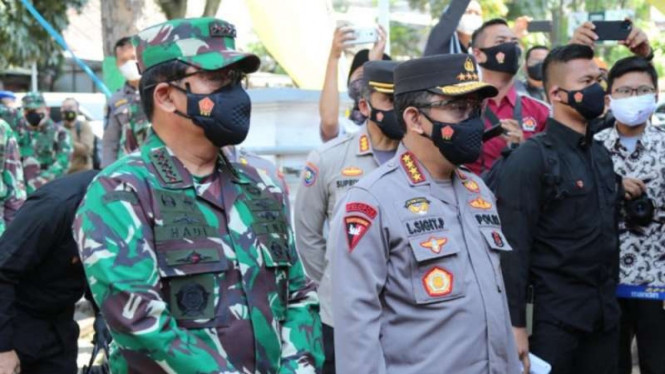 Panglima TNI Marsekal Hadi Tjahjanto bersama Kepala Polri Jenderal Pol Listyo Sigit Prabowo di Bandung, Jawa Barat, Jumat, 16 Juli 2021.