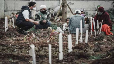 Anies Baswedan ikut bergabung dengan keluarga yang berziarah di TPU Rorotan.