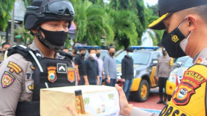 Kapolres Enrekang AKBP Andi Sinjaya Ghalib (kanan)