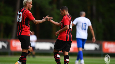 Pemain AC Milan merayakan gol