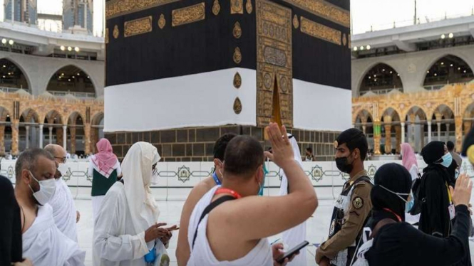 Jemaah haji tahun 2021 mulai melaksanakan tawaf sebagai rangkaian dari haji
