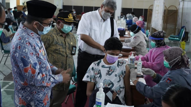 Wali Kota Padang Hendri Septa memantau vaksinasi di Kota Padang 