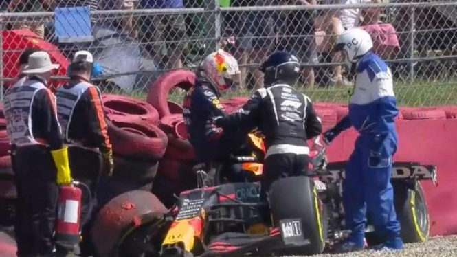Pembalap Red Bull Racing, Max Verstappen mengalami kecelakaan.