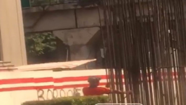 Maling besi Monorail di siang bolong