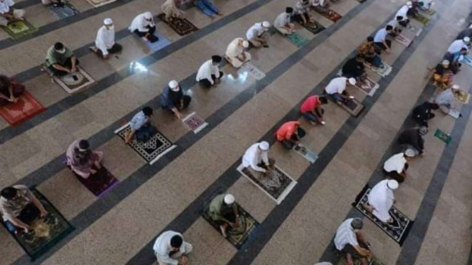 Sejumlah warga muslim di Kota Makassar, Sulawesi Selatan, menjaga jarak dalam pelaksanaan ibadah salat.