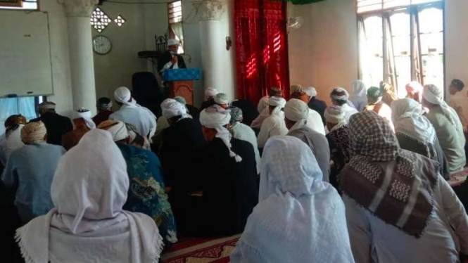 Jemaah tarekat Naqsabandiyah Al-Kholidiyah Jalaliyah menggelar salat Idul Adha.