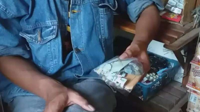 Penampakan uang dibungkus plastik sudah rusak dimakan rayap