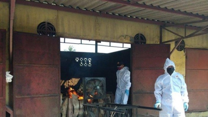 Suasana kremasi jenazah Covid-19 di Krematorium Cilincing.