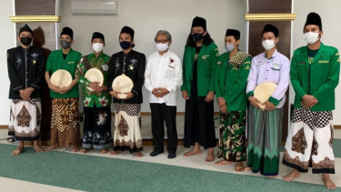 Duta Besar RI untuk Jepang Heri Akhmadi (tengah) meresmikan masjid pertama Nahdlatul Ulama (NU) At Takwa di kota Koga, prefektur Ibaraki, Jepang.