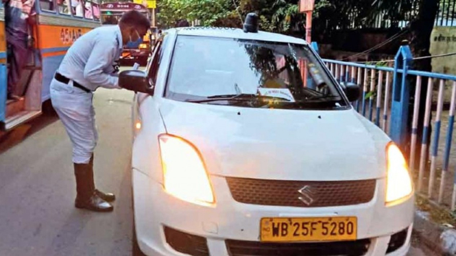 Razia mobil yang memakai lampu rotator di India.