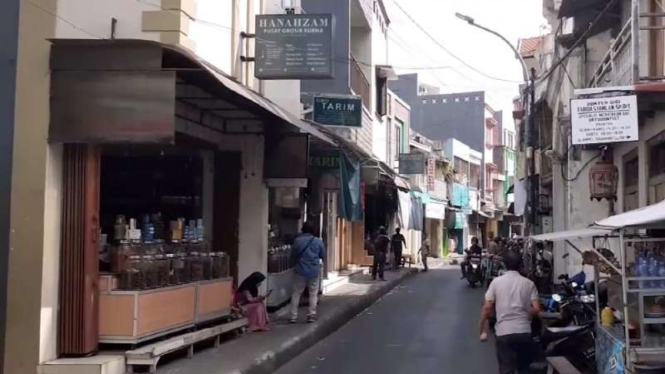 Kawasan pertokoan di sekitar kompleks makam Sunan Ampel, Surabaya, Jawa Timur, Kamis, 22 Juli 2021, sepi menyusul kebijakan pemerintah yang menutup kompleks makam itu untuk peziarah sehingga penghasilan para pedagang menurun.