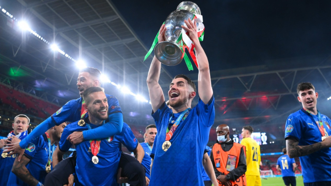 Jorginho mengangkat trofi Euro 2020