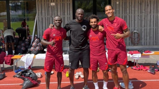 Yaya Toure saat menghadiri latihan Liverpool