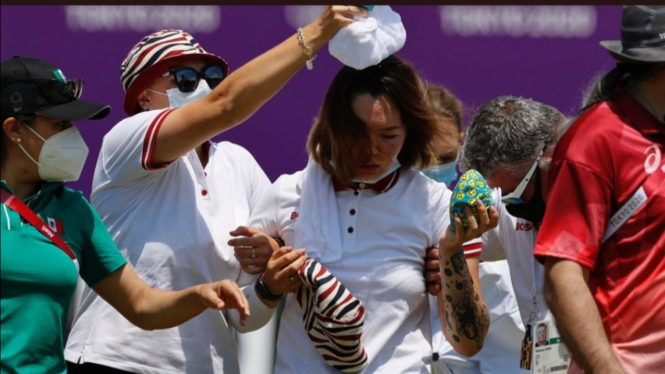 Atlet panahan Rusia, Svetlana Gomboeva, yang baru sadarkan diri usai pingsan. 
