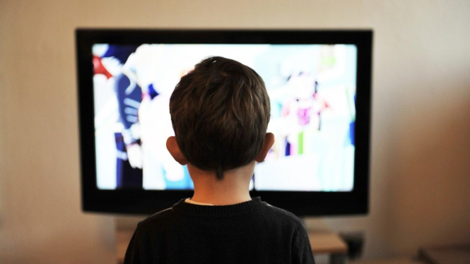 Ilustrasi anak/menonton tv.