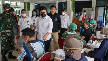 Wagub Jatim Emil Dardak meninjau kegiatan serbuan vaksin di PT SIER Surabaya.