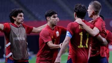 Pemain Timnas Spanyol merayakan gol di Olimpiade Tokyo