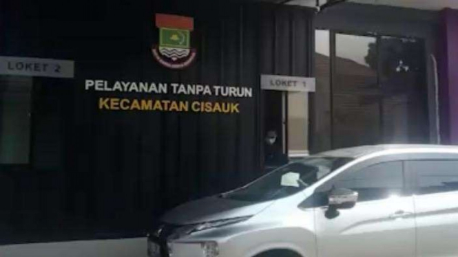 Layanan drive thru di Kecamatan Cisauk, Kabupaten Tangerang.