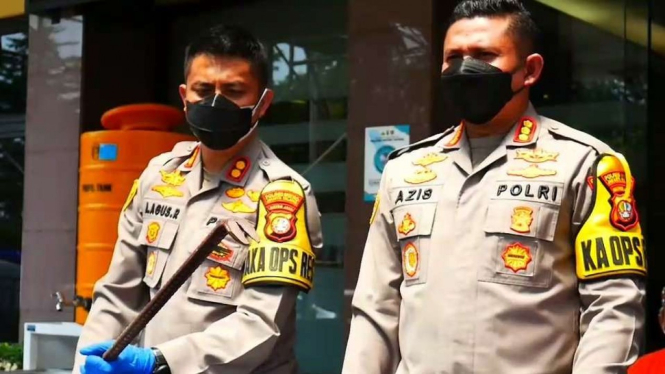 Polisi tunjukkan barang bukti linggis yang digunakan AR bunuh istrinya.
