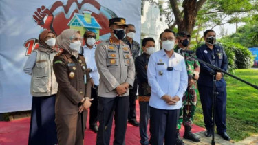 Penjabat Bupati Bekasi Dani Ramdan (tiga dari kiri) didampingi Kepala Polres Metro Bekasi Kombes Pol Hendra Gunawan meresmikan kompleks perumahan Beverly Hills Jababeka Cikarang sebagai tempat isolasi mandiri terpusat pekerja, Rabu, 28 Juli 2021.