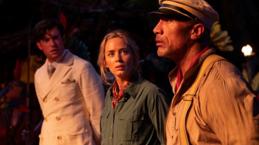 Aksi aktris Emily Blunt (tengah) dalam film Jungle Cruise