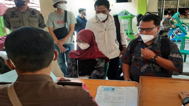 Seleb TikTok Juyyputri atau Juy Putri saat menjalani sidang online  