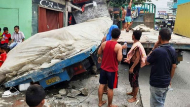 Truk tabrak 4 rumah milik warga.