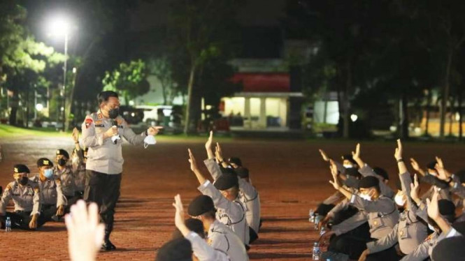 Irjen Pol RZ Panca Putra saat memberikan arahan dan bimbingan kepada Tim Tracer 