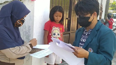 Mahasiswa KKN Undip yang sedang memberikan sosialisasi ke masyarakat warga Jatingaleh, Semarang.