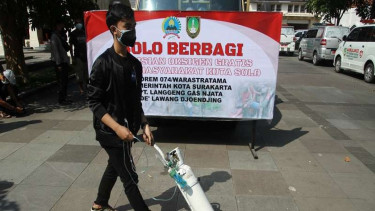 Pembagian oksigen gratis di rumah dinas Wali Kota Solo