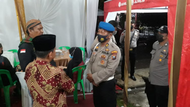 Polisi saat membubarkan resepsi pernikahan dan hajatan sunatan di Deli Serdang.