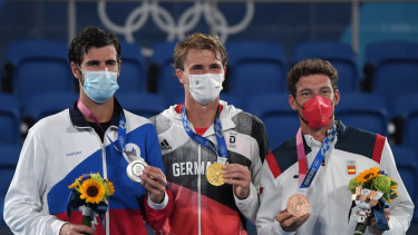 Petenis Jerman, Alexander Zverev (tengah) raih medali emas Olimpiade 2020