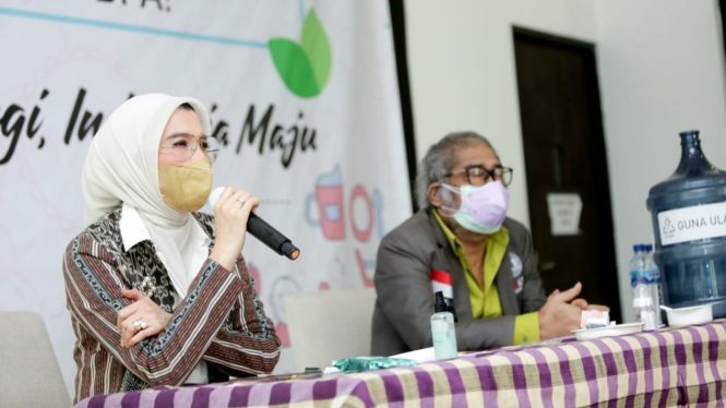 Arzeti Bilbina dan Arist Merdeka Sirait