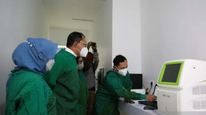 Wali Kota Makassar Moh Ramdhan Pomanto meninjau Laboratorium PCR RSUD Daya Makassar sebelum pengoperasiannya untuk mendeteksi sampel uji usap untuk varian baru COVID-19, Minggu, 1 Agustus 2021.