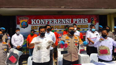 Kapolrestabes Medan Kombes Pol Riko Sunarko saat menunjukan barang bukti.