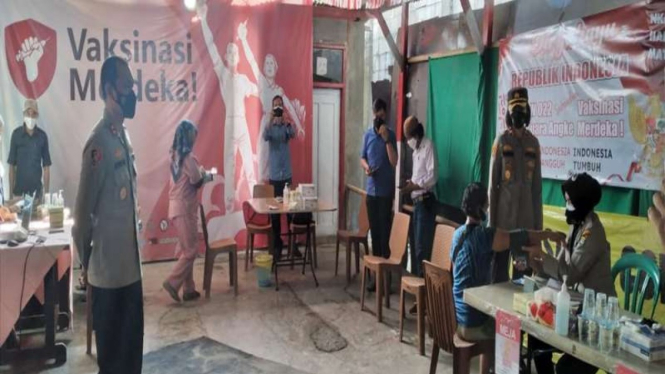 Polisi membagikan bansos sekaligus vaksinasi ke warga